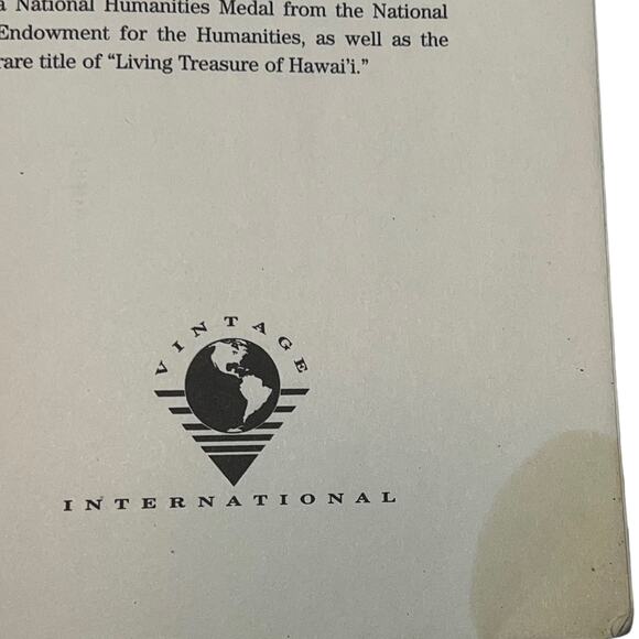 The Woman Warrior: Memoirs of a Girlhood Among Ghosts (Alternate cover edition) - Picture 5 of 6